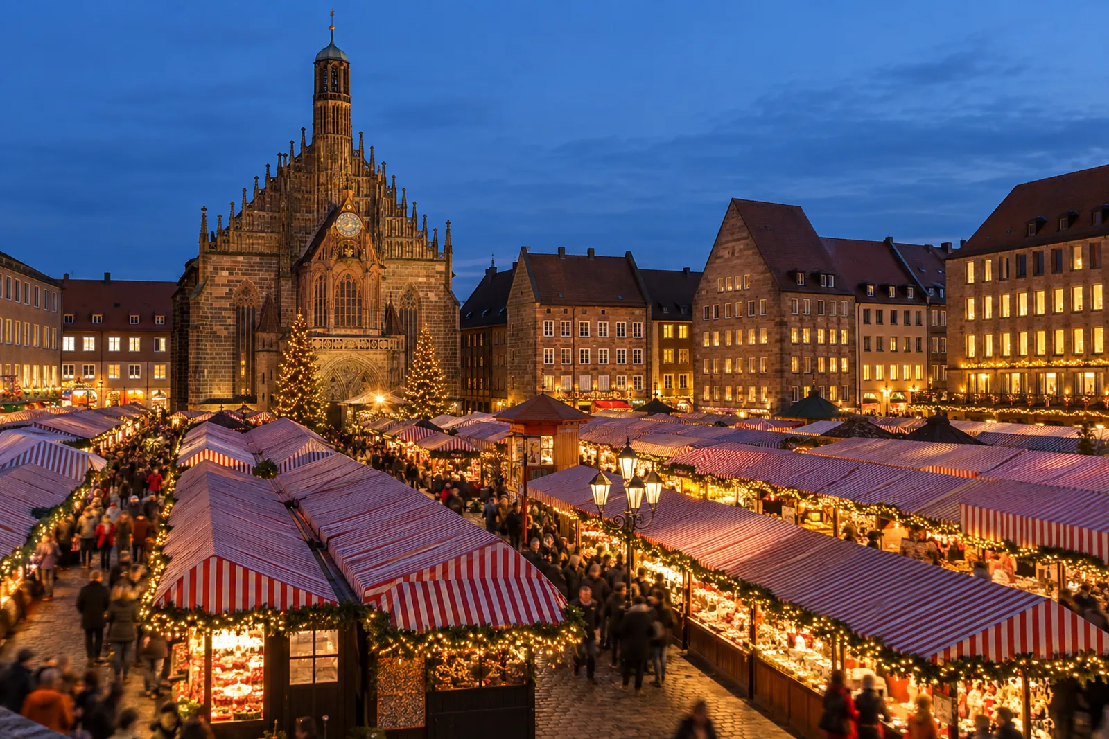 Der Nürnberger Christkindlesmarkt auf dem Hauptmarkt mit Blick auf die Frauenkirche